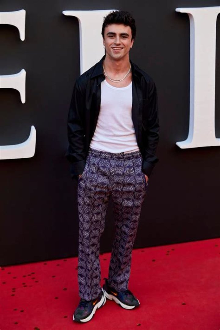 Netflix's Elite actor, Itzan Escamilla has a net worth of $500,000. ·